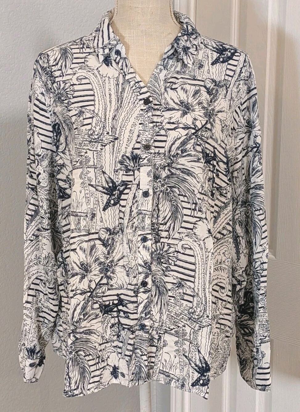 Chico's Button Up Size 3 Womens XL Blue White Hummingbird Top Resort Vacay